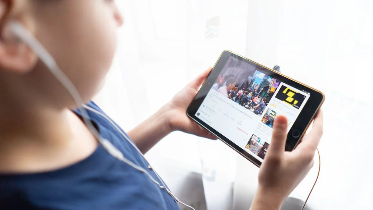 A child experiments with a physics app while completely offline